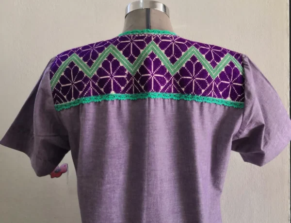 Vestido lila con bordado punto de cruz