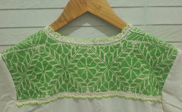 Vestido bordado verde tierno punto de cruz