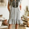 Vestido tela negra jaspeada con bordado negro