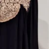 Vestido negro con beige modelo  pechera ,holán y bolsas