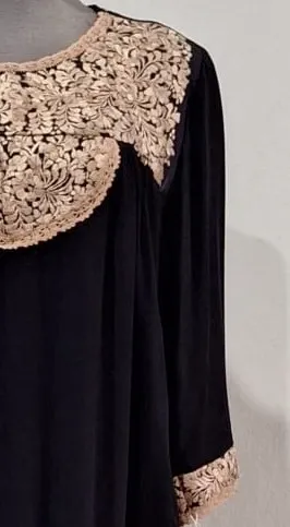 Vestido negro con beige modelo  pechera ,holán y bolsas