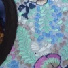 Sombrero lana de borrego azul marino con bordado de pensamientos en varios tonos