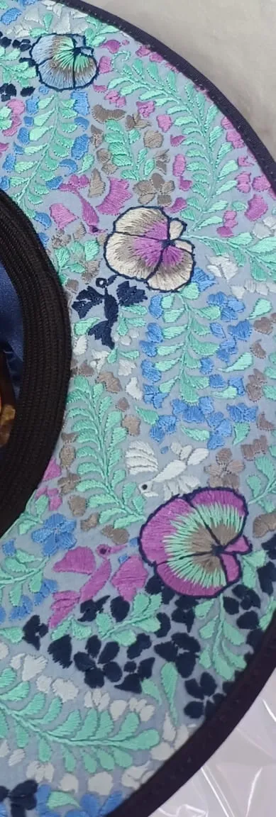 Sombrero lana de borrego azul marino con bordado de pensamientos en varios tonos