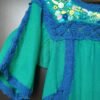 Vestido telar verde jade con bolsas bordado rococo tejido azul rey