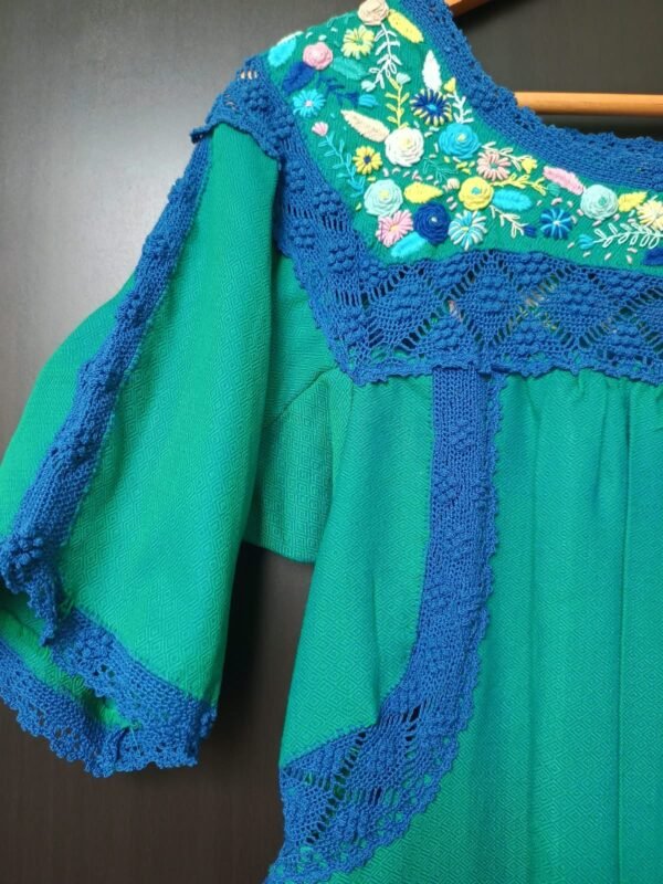 Vestido telar verde jade con bolsas bordado rococo tejido azul rey