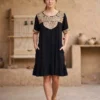 Vestido negro con beige modelo pechera ,holán y bolsas