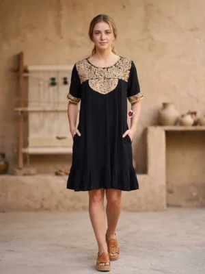 v2 Vestido negro con beige modelo pechera ,holán y bolsas