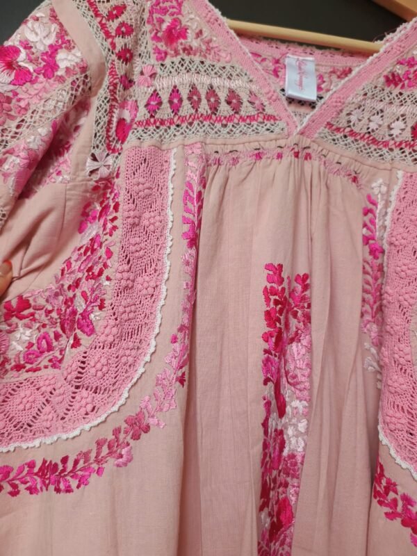 Vestido palo de rosa con deshilado moños y bordado en tonos rosa