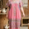 Vestido coral con bordado lila y verde seco
