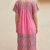 Vestido coral con bordado lila y verde seco