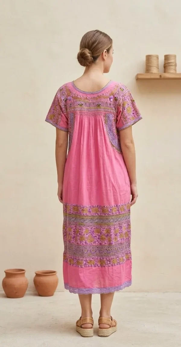 Vestido coral con bordado lila y verde seco