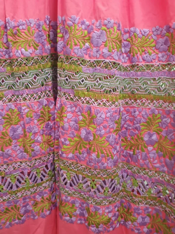 Vestido coral con bordado lila y verde seco