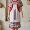 vestido multicolor Vestido blanco multicolor con tejido en costados