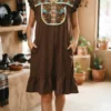 Vestido café bordado punto de cruz de conejos