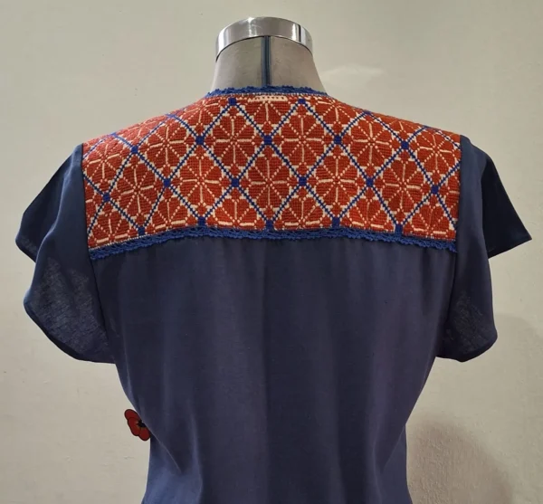 Vestido marino con bordado cobre punto de cruz