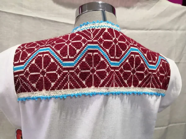 Vestido corto bordado en punto de cruz